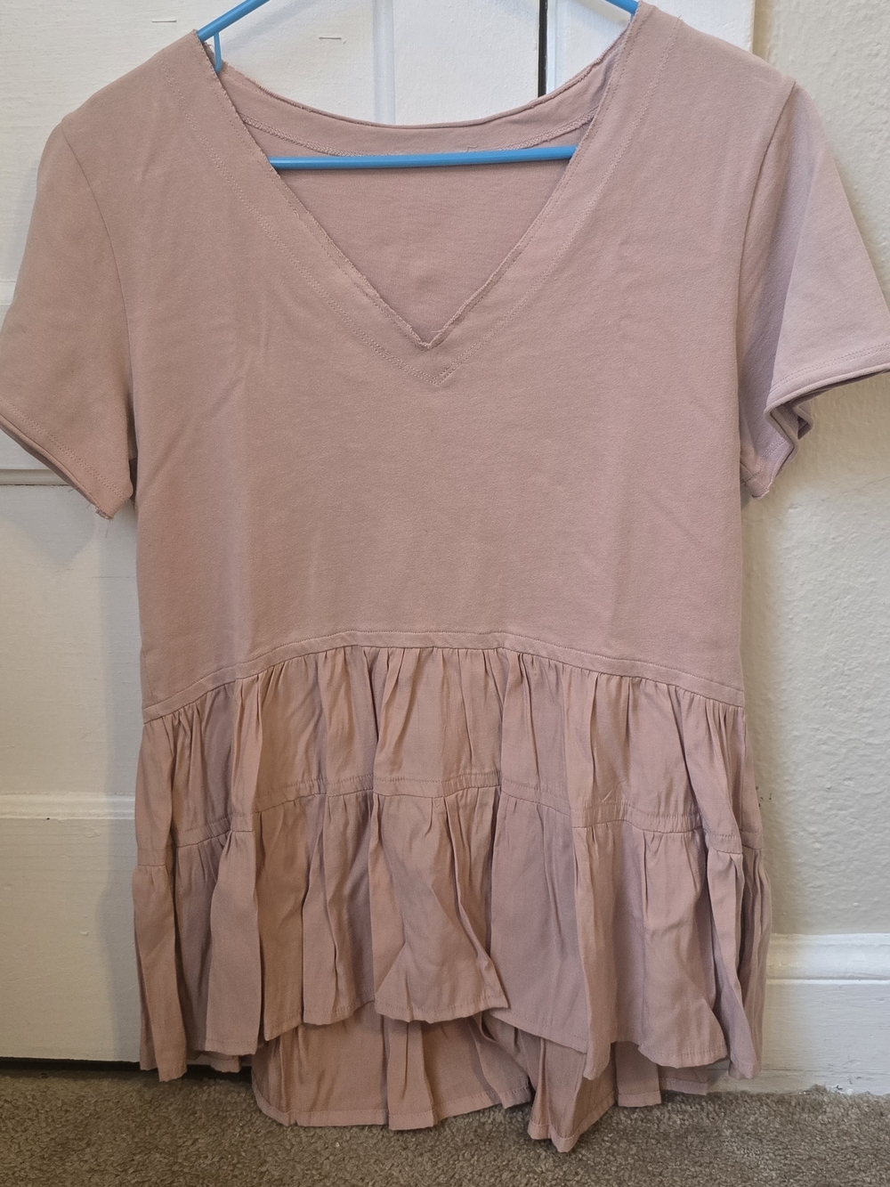Women's Dusty Rose Short Sleeve V-Neck Ruffle Hem Top